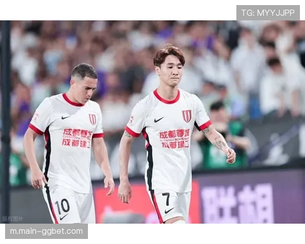 韦世豪回撤拿球组织进攻 成都队长角色定位更加灵活